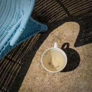 tasse de thé au soleil, ombrage résille bleu