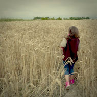 Interview SMS de Lolita Chammah : enfant, champ de blé © Annick Holtz.