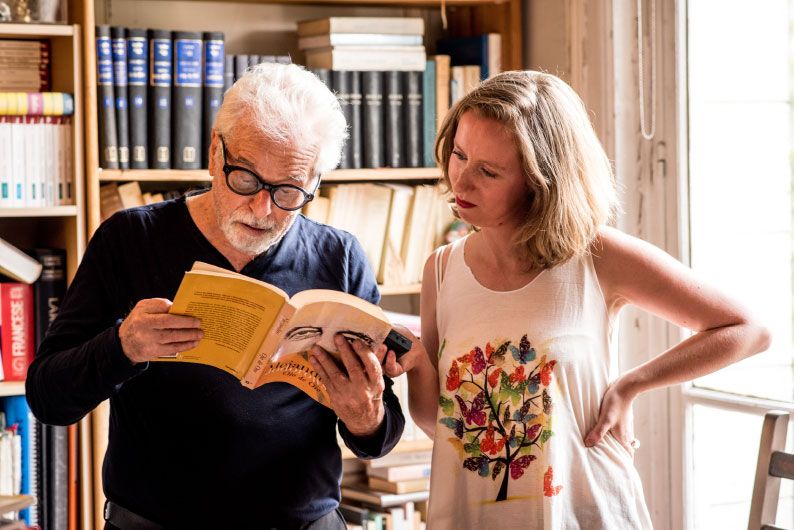 Dans le bureau d'Alejandro Jodorowsky. L'amour des livres © Yann Vidal