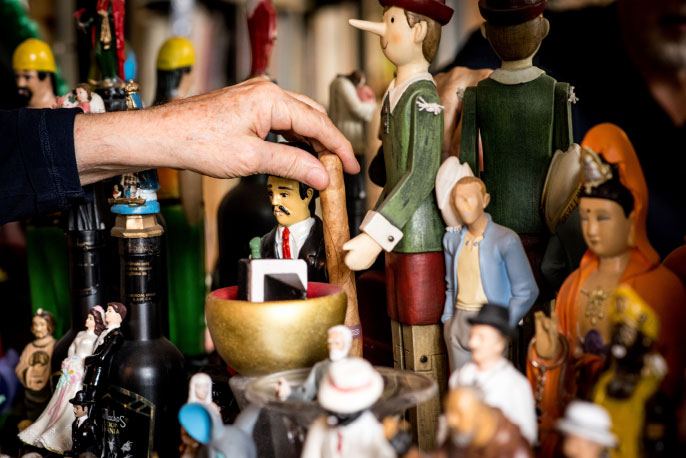 Dans le bureau d'Alejandro Jodorowsky. L'assemblée des figurines © Yann Vidal