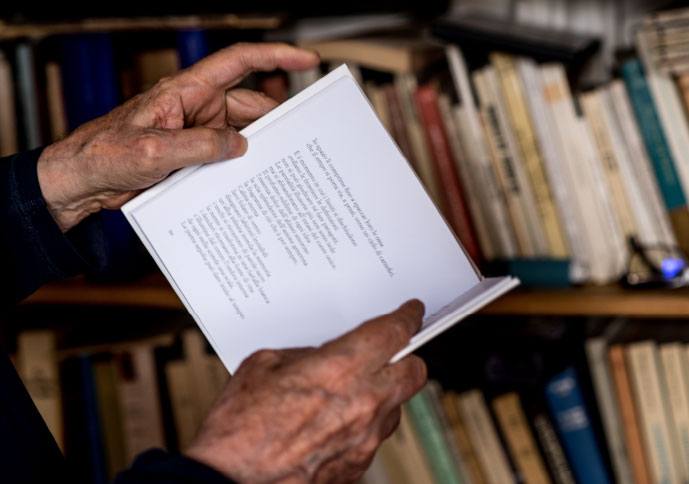 Dans le bureau d'Alejandro Jodorowsky : les livres ouverts, vecteurs de beauté © Yann Vidal