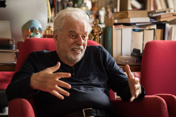 Dans le bureau d'Alejandro Jodorowsky : Portrait © Yann Vidal