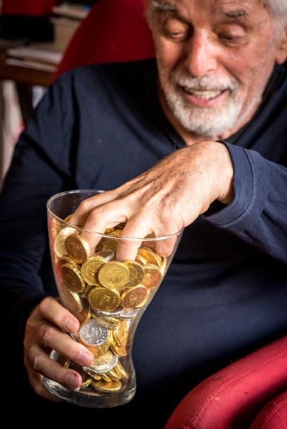 Dans le bureau d'Alejandro Jodorowsky : les pièces en chocolat © Yann Vidal