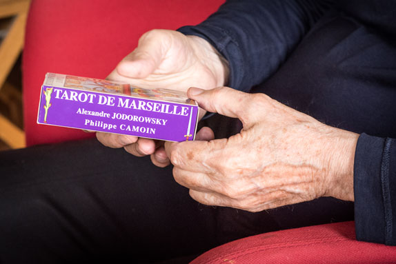 Dans le bureau d'Alejandro Jodorowsky : Tarot de Marseille © Yann Vidal