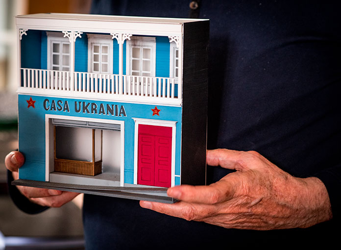 Dans le bureau d'Alejandro Jodorowsky. Maquette de la maison d'enfance à Tocopilla, au Chili © Yann Vidal