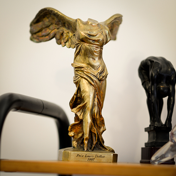 Dans le bureau de Robert Guédiguian : trophée pour Marius et Jeannette © Yann Vidal.