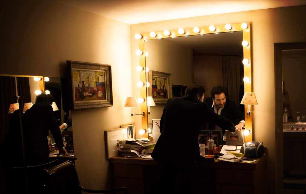 Dans la loge d'Edouard Baer : loge avec vue sur le miroir à ampoules © Mathieu Menossi.