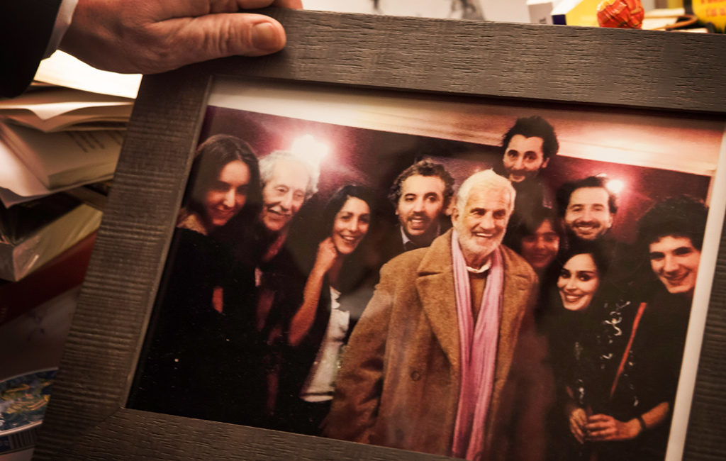 Dans la loge d'Edouard Baer : photographie de Jean-Paul Belmondo avec Edouard Baer © Mathieu Menossi.