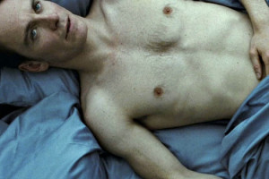 Shame Michael Fassbender draps bleus