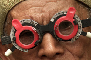 Look of Silence Joshua Oppenheimer documentaire lunette rouge regard