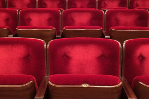 ourscreen scéance privée de cinéma entre amis sièges cinéma rouge salle de cinéma