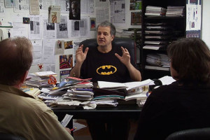 Critique documentaire Le Divan du monde : Georges Fedemann avec t-shirt Batman à son bureau