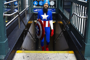 Vishavjit Singh, citoyen américain d'origine sikh, revêt le costume de captain america avec un turban