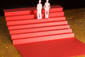 Cannes Dixième Jour les marches, escalier rouge en papier sur fons paillettes dorées