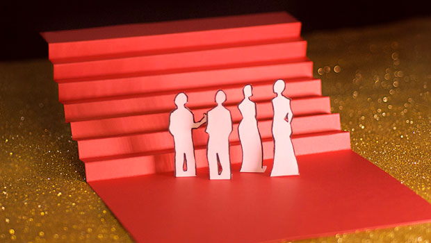 Cannes Huitième Jour les marches, escalier rouge en papier sur fons paillettes dorées