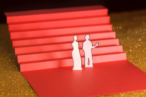 Cannes Onzième Jour les marches, escalier rouge en papier sur fons paillettes dorées