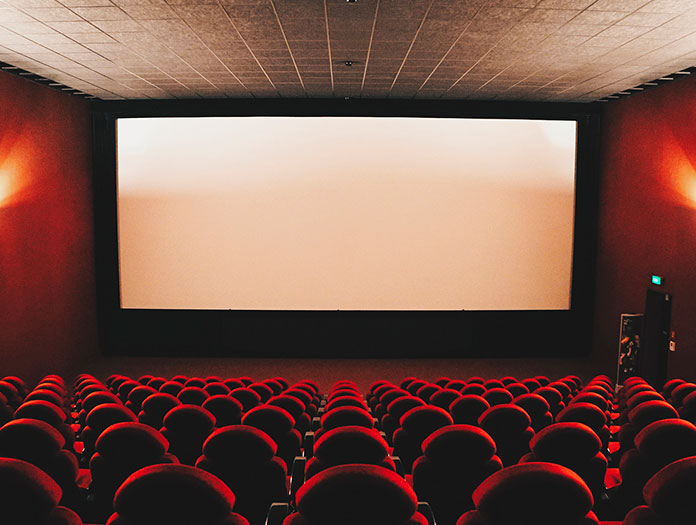 Le cinéma a établi un partenariat avec une troupe de théâtre qui organise des flashmobs (mobilisations éclair) ou qui rejoue des scènes de films avant les séances. Lors de la Semaine du Cinéma Français, cette troupe a réalisé un flashmob dans la rue : deux jeunes acteurs ont fait croire à une demande en mariage, rassemblant tous les stéréotypes de la France (béret, baguette de pain, tenues vestimentaires, etc.), se concluant par une invitation à participer au festival au Kino Nowe Horyzonty. / Kino Nowe Horyzonty © Mickael Arnal et Agnès Salson.