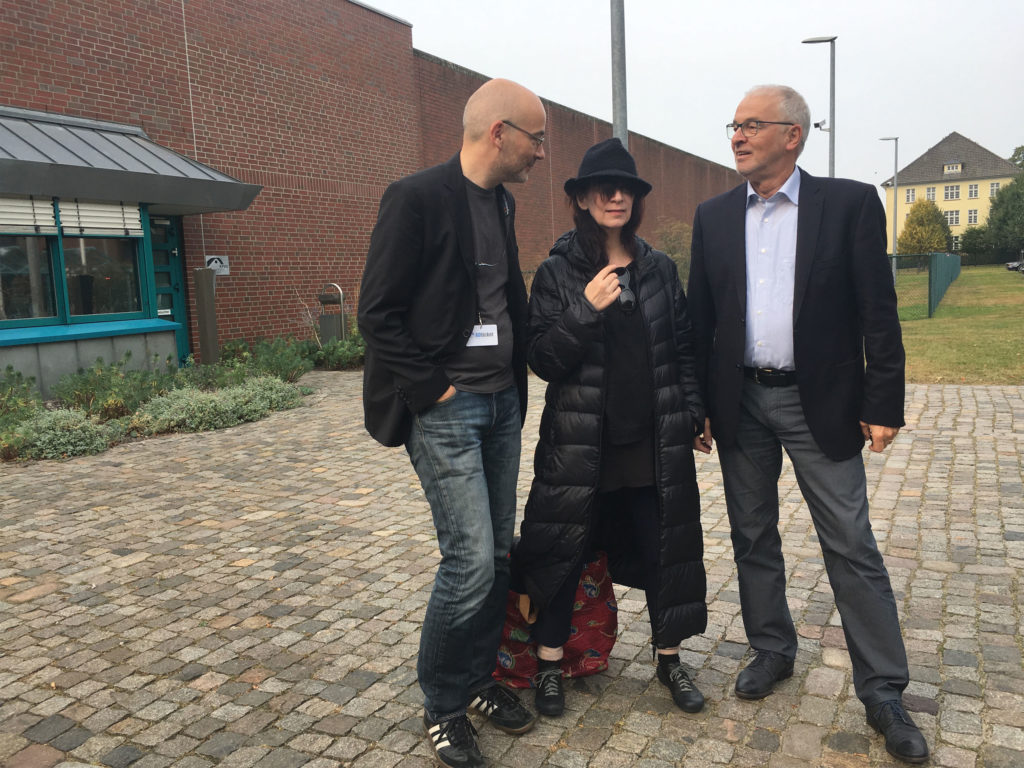 Amanda Plummer devant la prison (en compagnie de Tornsten Neumann, directeur du Festival, à sa gauche et Gerd Koop, directeur de la JVA, à sa droite).