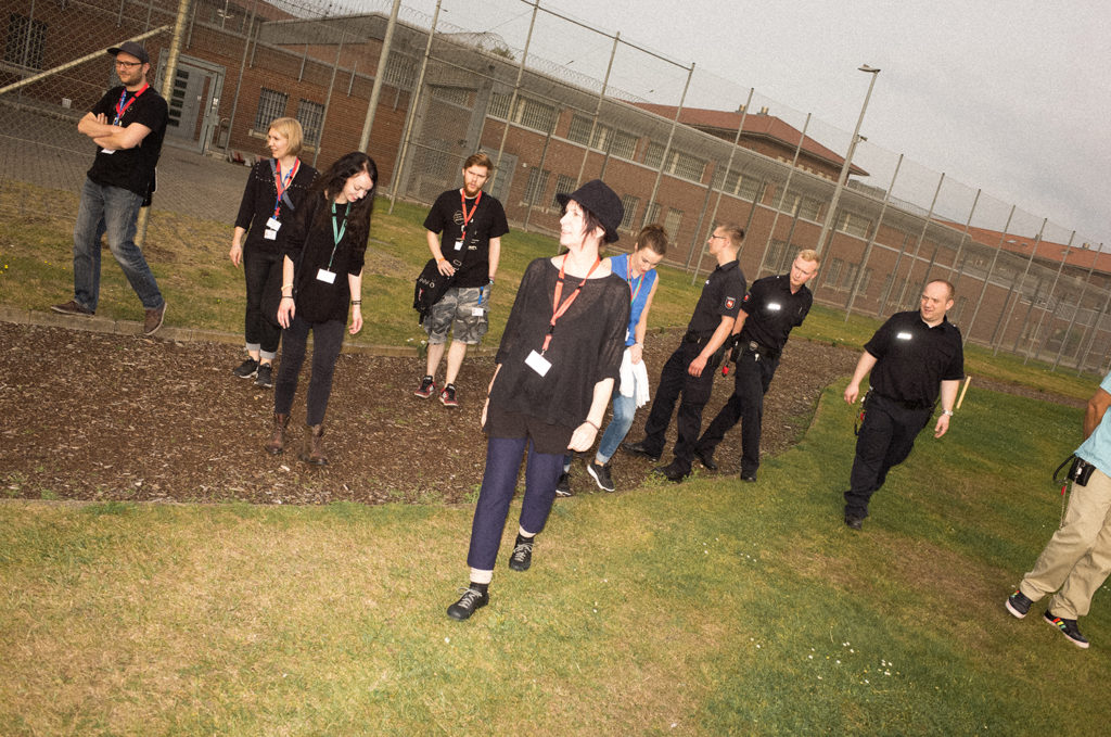 Amanda Plummer lors d'une projection en prison de Pulp Fiction.