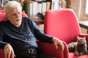 Dans le bureau d'Alejandro Jodorowsky : avec son chat Dulce © Yann Vidal