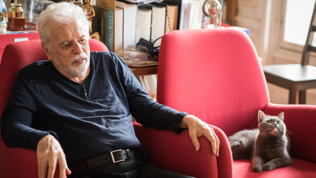 Dans le bureau d'Alejandro Jodorowsky : avec son chat Dulce © Yann Vidal