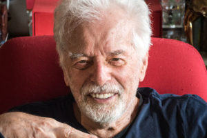 Dans le bureau d'Alejandro Jodorowsky. Portrait © Yann Vidal