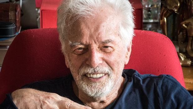 Dans le bureau d'Alejandro Jodorowsky. Portrait © Yann Vidal