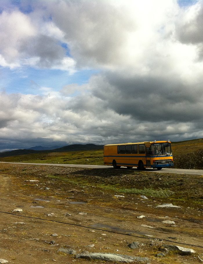 Jean-Pierre Darroussin vu par Anna Novion : repérages en Suède pour le film Rendez-vous à Kiruna : route et bus.